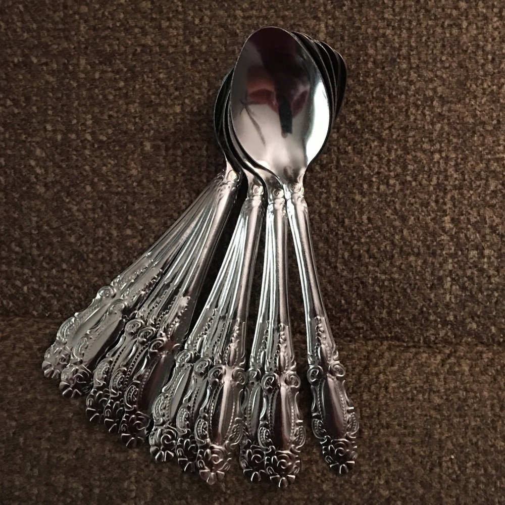 (11) Flatware Table / Big Spoons